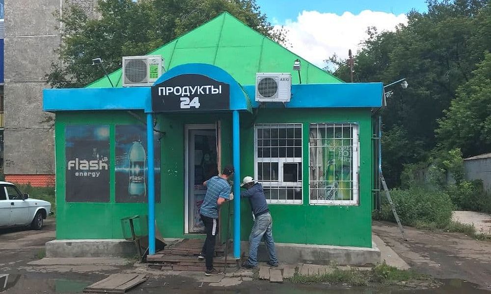 В Омске снесли продуктовый магазин на улице Малиновского