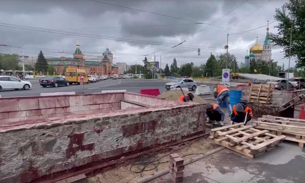 В Омске подземный переход у кинотеатра «Маяковский» облицуют гранитной плиткой