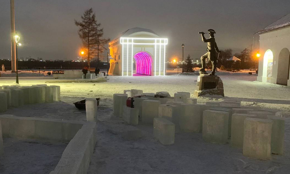 На территории Омской крепости приступили к созданию ледяной горки