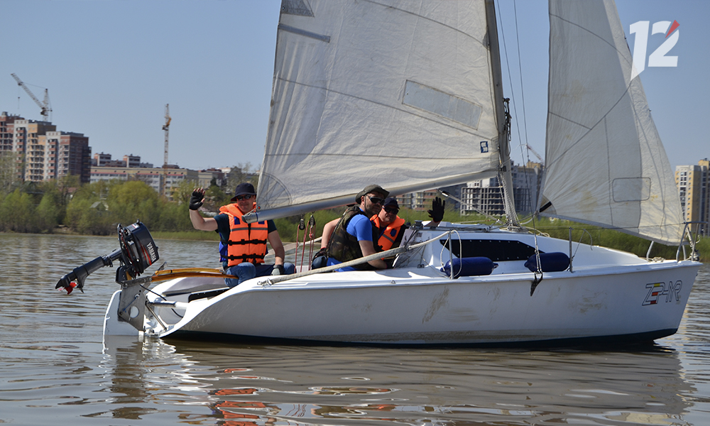 Фоторепортаж на воде: в Омске открыли сезон парусной регаты