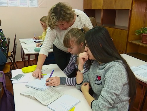 Лучшему педагогу Омска подарят автомобиль