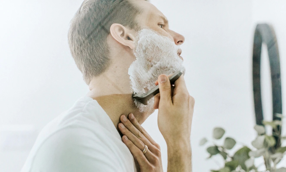 На 23 февраля сильная половина омичей получит в подарок пену для бритья 