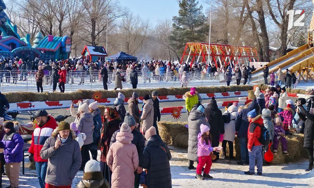В Омске на «Зелёном острове» отметили Масленицу