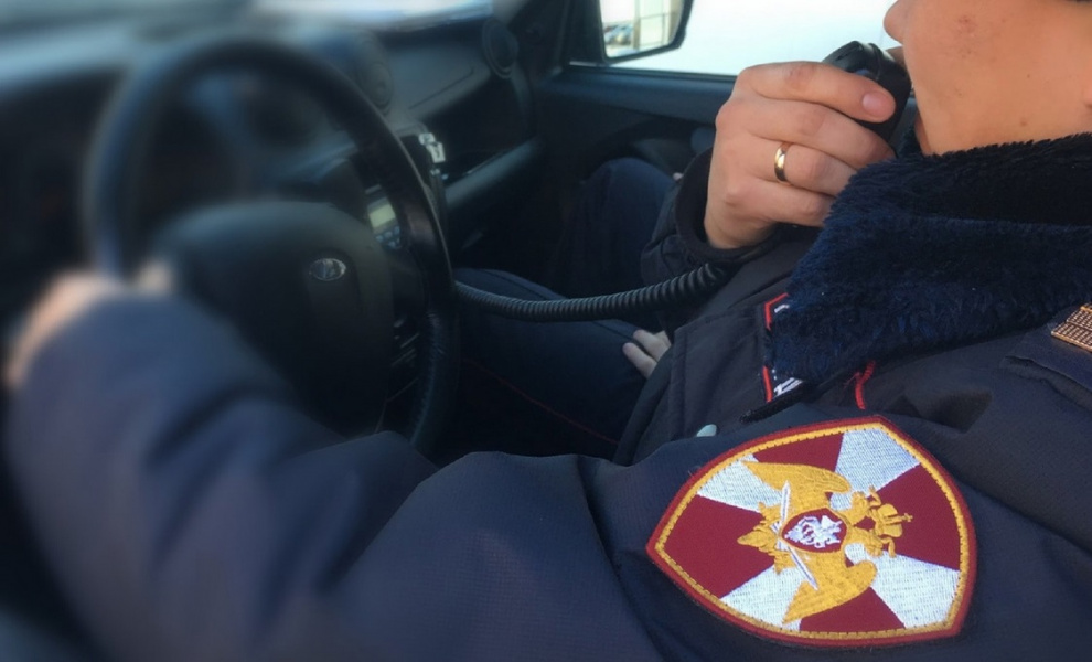 Омич чуть не сломал дверь чужой квартиры, крича, что он там живёт