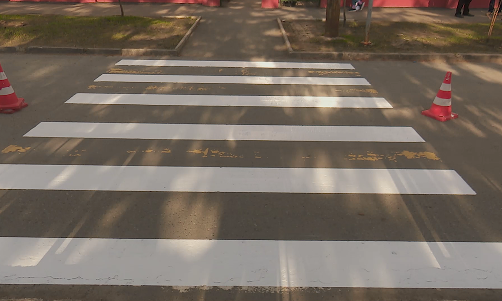 Омские дорожные рабочие продолжают наносить разметку