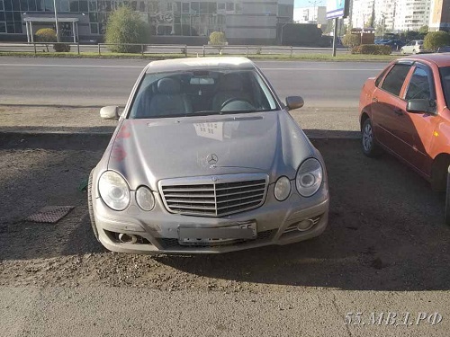 Омич снял колёса с припаркованного на одной из центральных магистралей "Мерседеса"