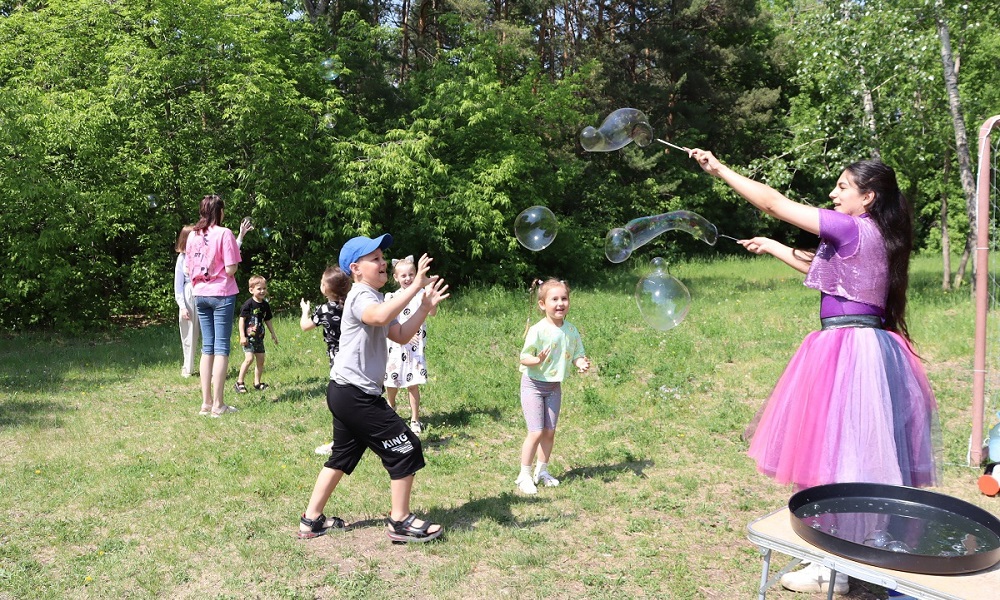В Омске единороссы и молодогвардейцы организовали праздник для детей из ЛДНР