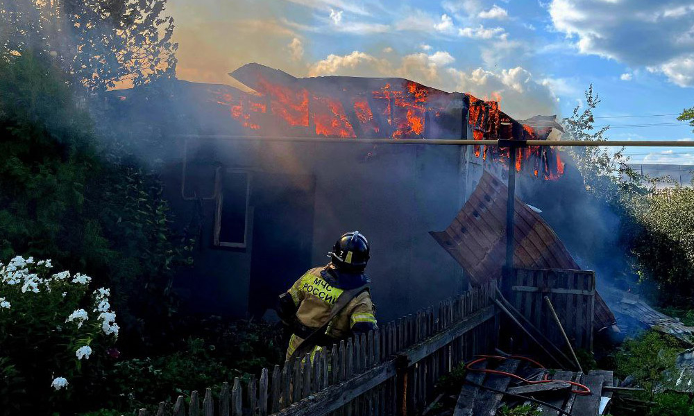 В селе Дружино Омской области пожар в двухквартирном доме ликвидировали 28 сотрудников МЧС России