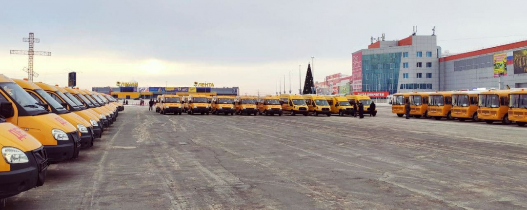 Губернатор Александр Бурков вручил ключи от полсотни новых школьных автобусов