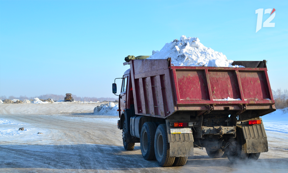 С улиц города убирается 234 тысячи кубометров, или 170 самосвалов в день: куда увозят омский снег? 