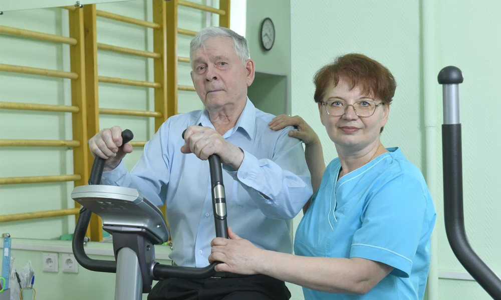 Пожилые омичи смогут пройти курс массажа, посетить занятия с психологом и сеансы арт-терапии в отделениях дневного пребывания