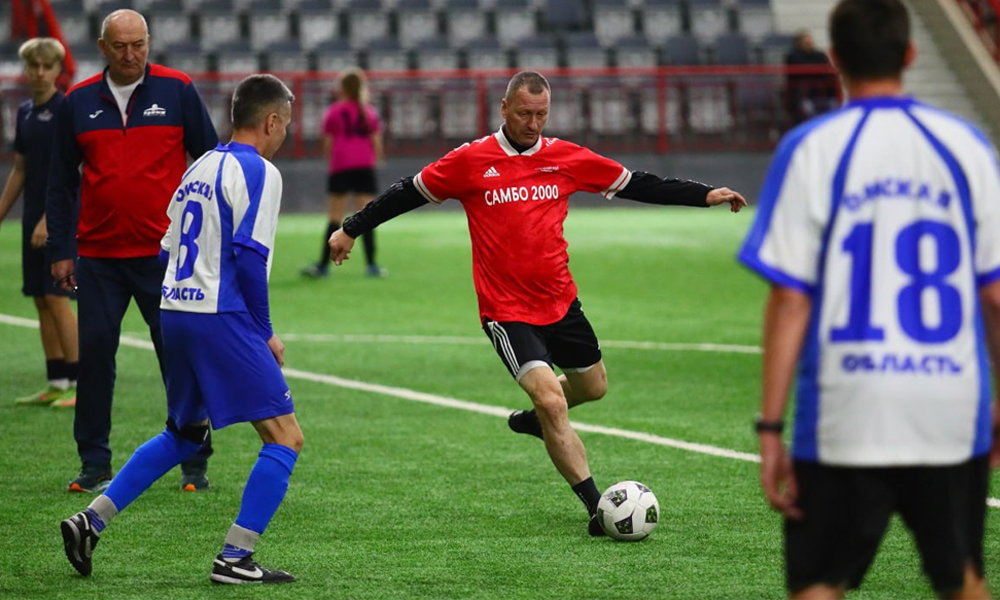 В Омске провели товарищеский матч накануне мемориала Александра Пушницы
