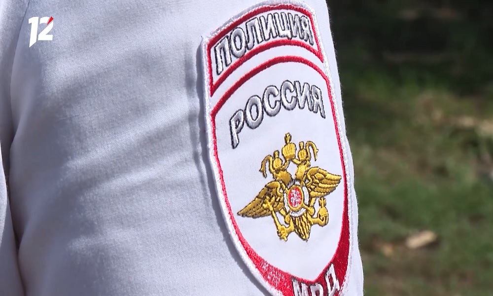 Полицейские задержали 18-летнего омича, разбившего дверь остановочного павильона