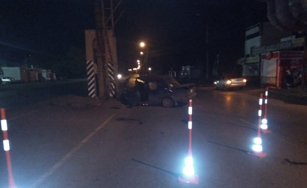 Ночью трое омичей на ВАЗ влетели в опору теплотрассы