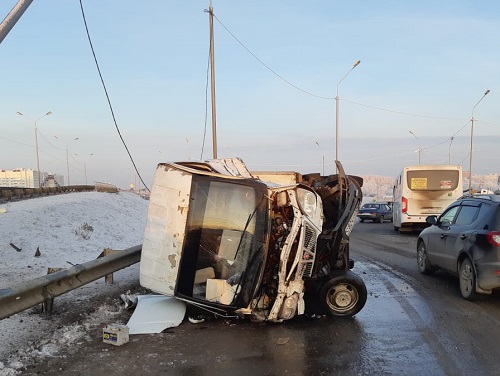 В Омске грузовик врезался в автобус № 47Н