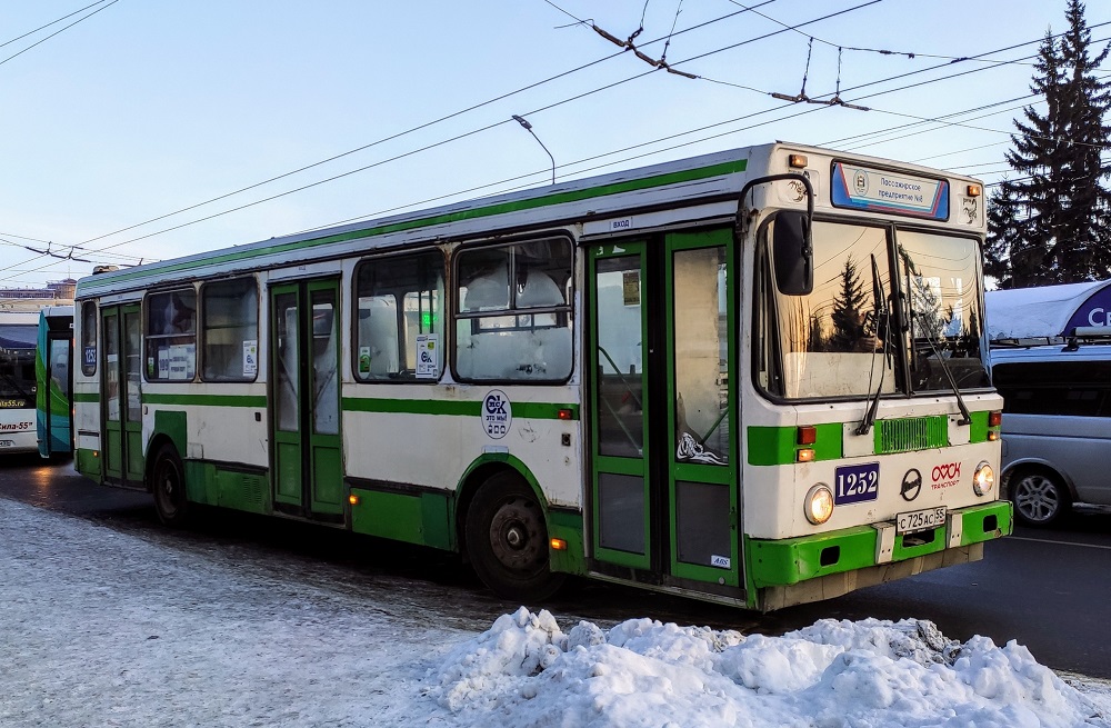 В Омске два автобуса изменят свои маршруты в эти выходные