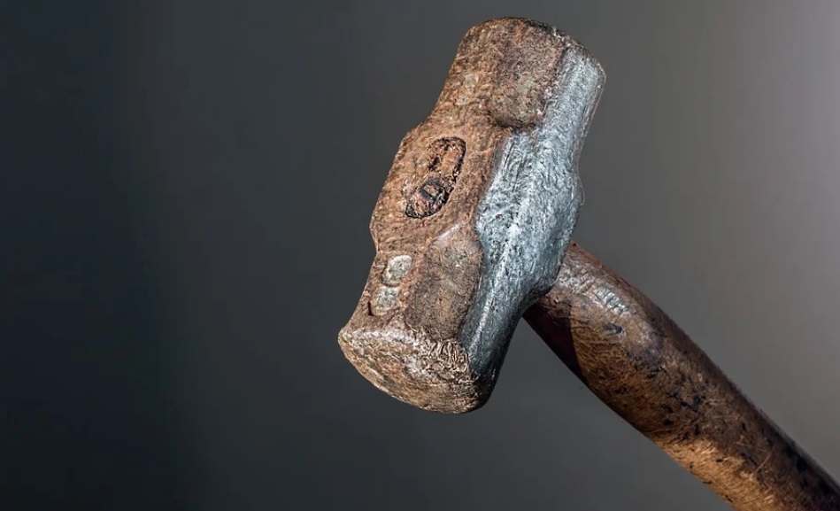 В Омской области студентка молотком избила знакомого