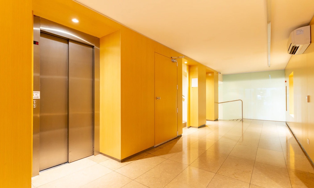 В 2022 году омичи получили больше 2 млн рублей рублей в качестве компенсации за пользование лифтами 