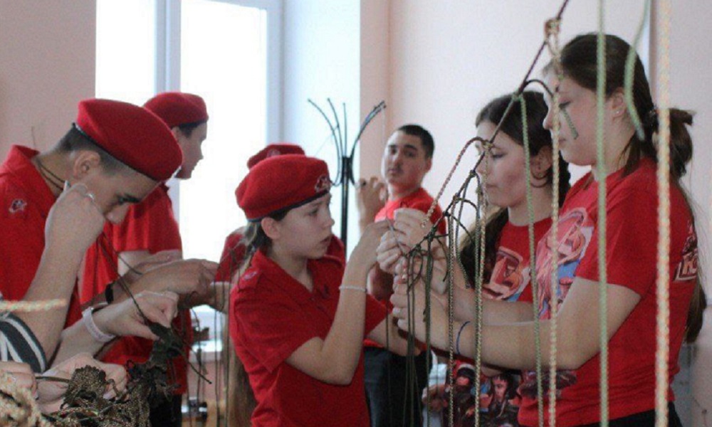 Школьники Большереченского района изготавливают антидроновые шторы