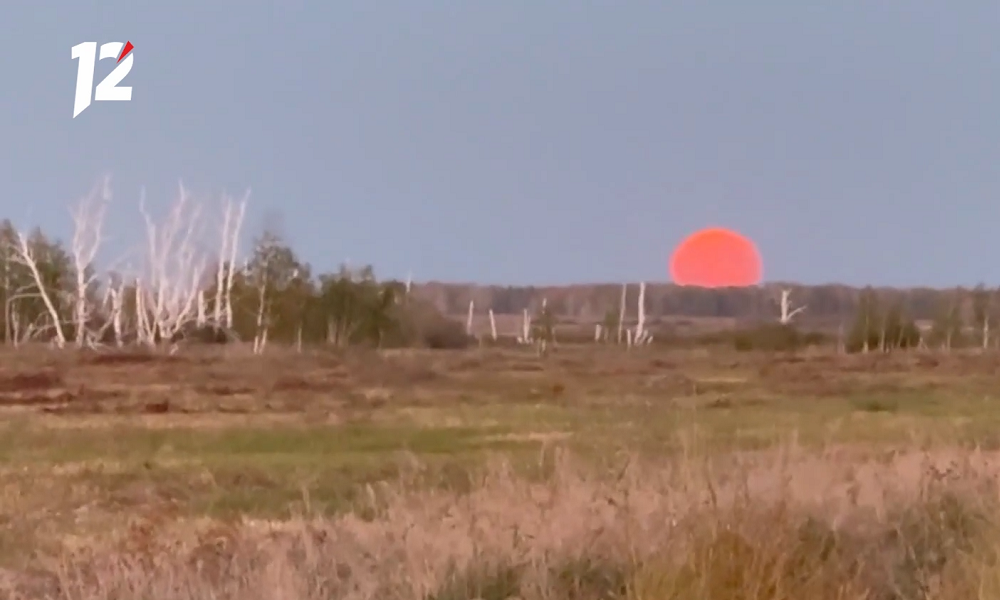 Омичи наблюдали необычное природное явление — Луна окрасилась в персиковый цвет
