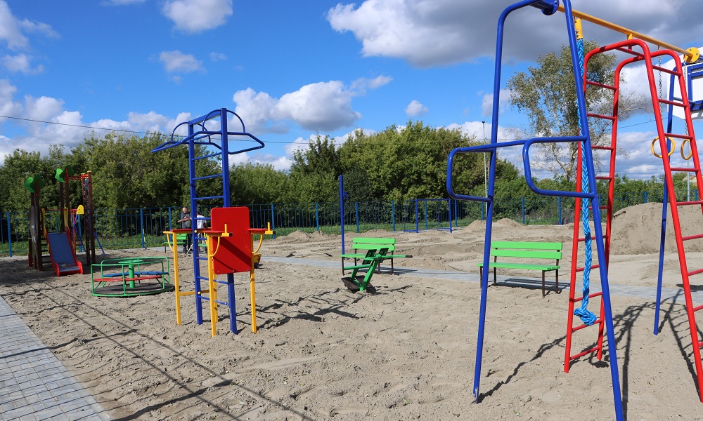 В омском селе благоустроили детскую площадку по федеральной программе «Комплексное развитие сельских территорий»