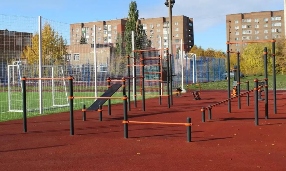 В омском педколледже № 1 появилась многофункциональная спортплощадка