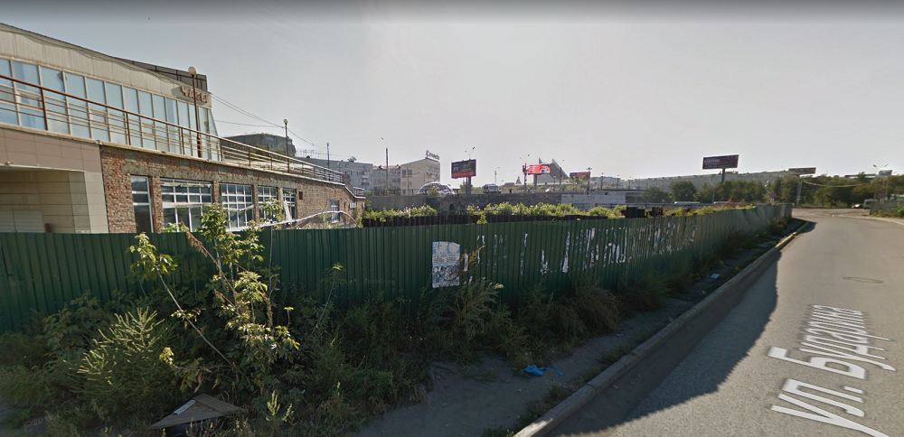 Мэрии Омска разрешили избавиться от котлована возле "Летура", огороженного забором