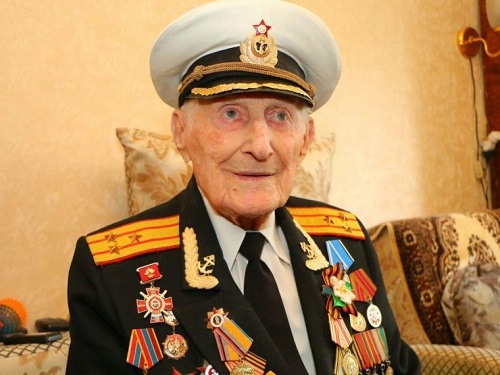 В Омске поздравили фронтовика со 100-летием