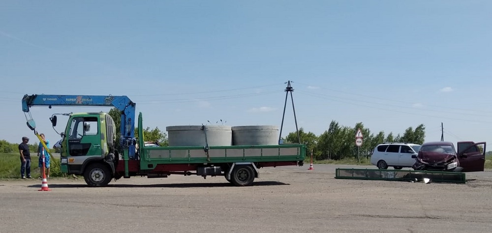 В Омской области грузовик влетел в "Ладу Гранту", пострадали трое