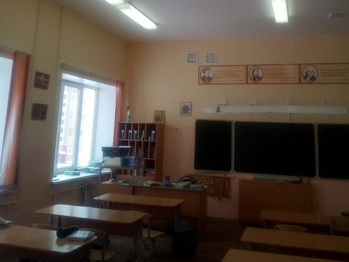 В омской школе отремонтировали потолок, с которого обвалилась штукатурка