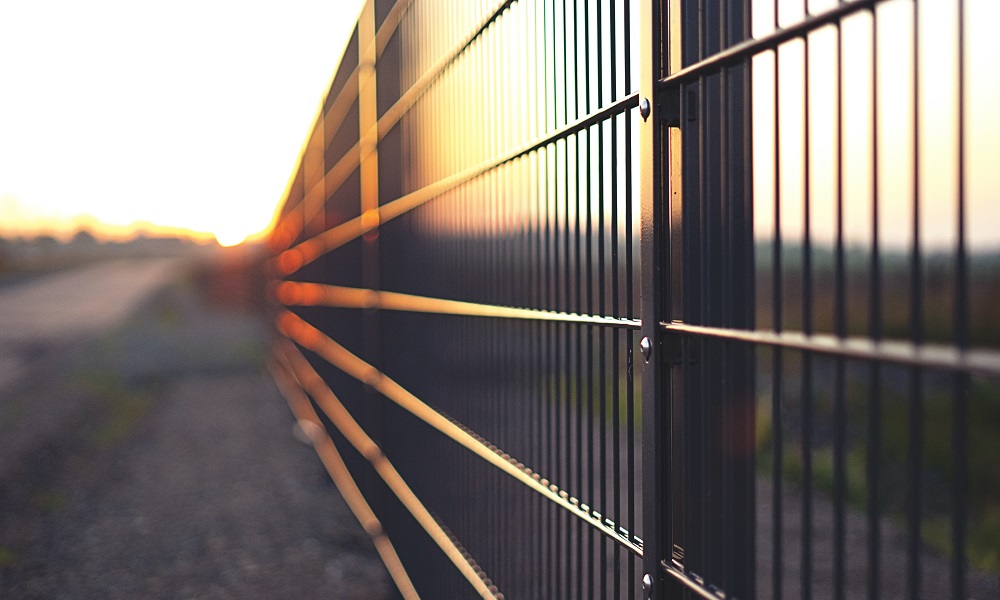 В Омске ищут подрядчика, который установит новые пешеходные ограждения 