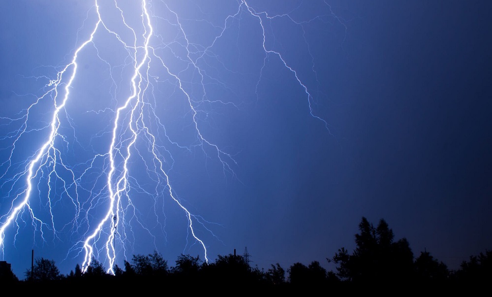 Как не пострадать на даче от молнии