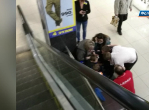 Маленького омича затянуло в эскалатор