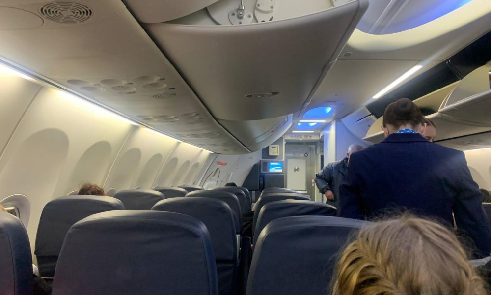 После ЧС в омском аэропорту пассажиров начали выпускать из самолётов