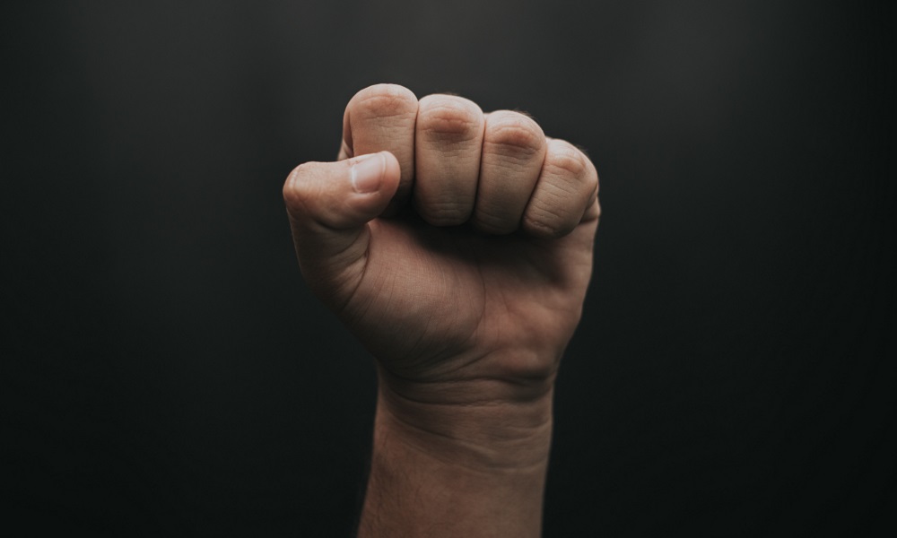 Избили до смерти автослесаря в 2013 году: в Омске один из обвиняемых братьев сбежал, его объявили в розыск