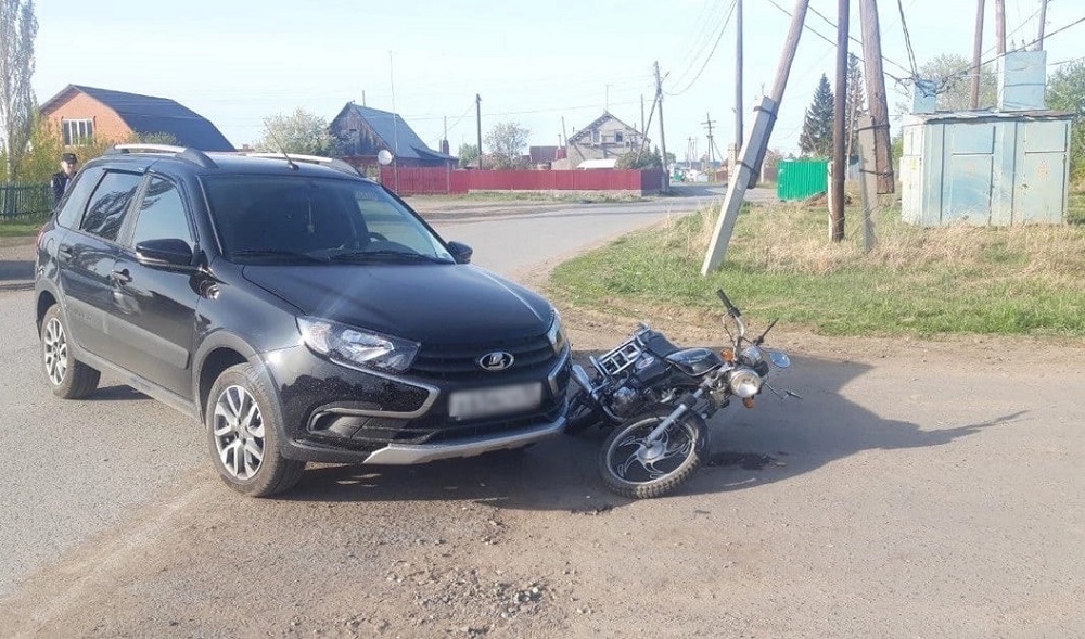 В Омске водитель автомобиля сбил 9-летнего ребёнка на мопеде 