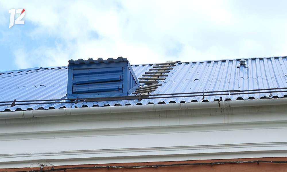 В одной из квартир двухэтажного дома на улице Богдана Хмельницкого в Омске обрушилась часть потолочного перекрытия