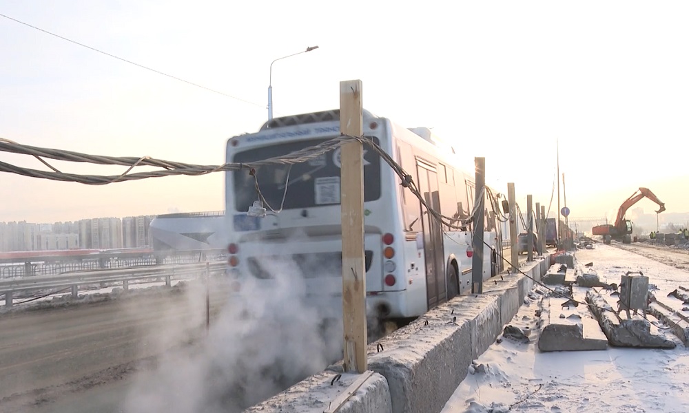 Опорные части моста у телецентра готовят к замене