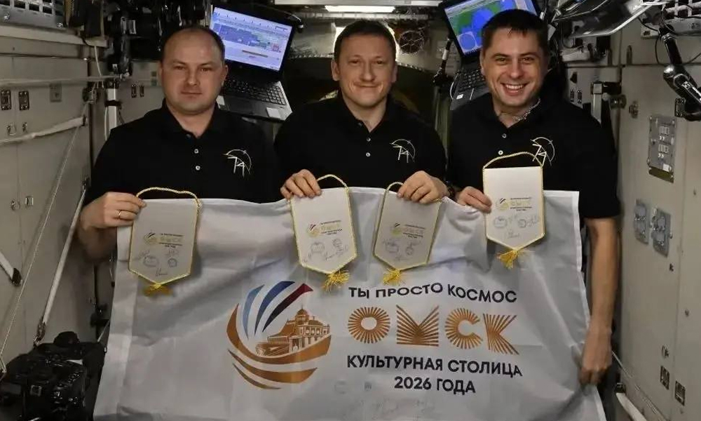 Флаг Омска — культурной столицы России — подписали космонавты на орбите