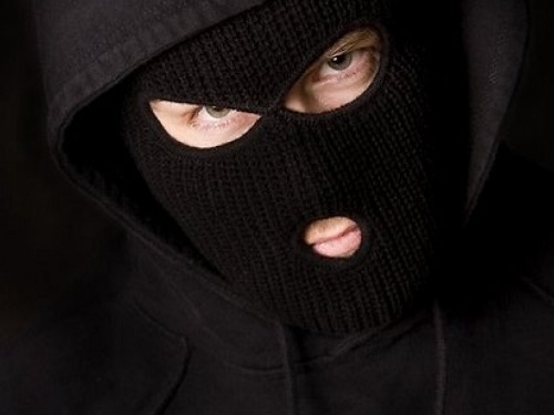 В омском парке на девушку напал неизвестный в маске и попытался изнасиловать