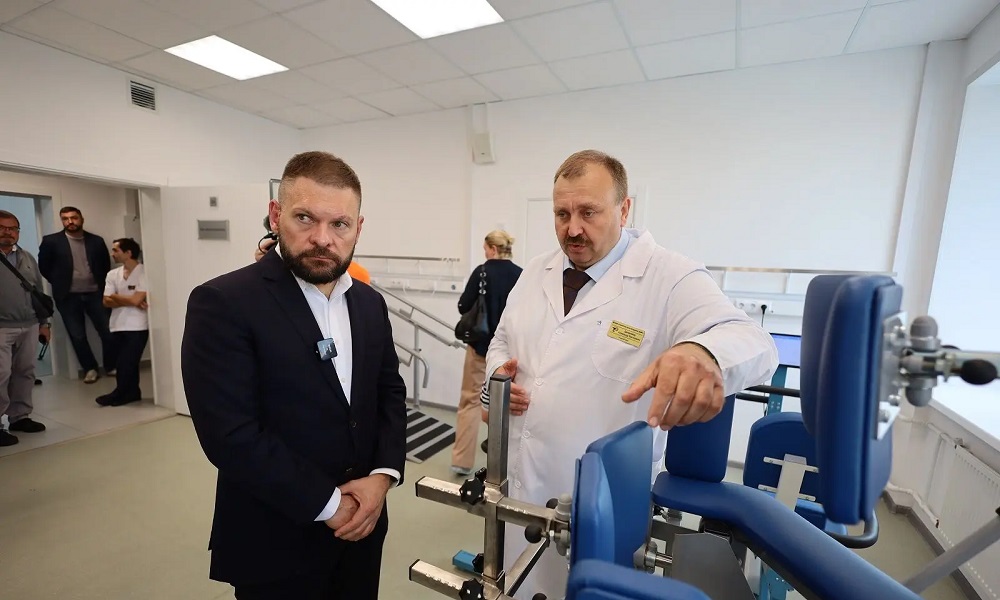 Евгений Поддубный и Дмитрий Перминов оценили условия лечения бойцов в обновленном омском госпитале 