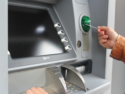 Омичка перевела мошенникам почти 400 тысяч рублей в надежде получить многомиллионную компенсацию