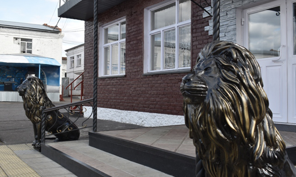 Омские осуждённые в ИК-7 изготовили скульптуры львов из бетона