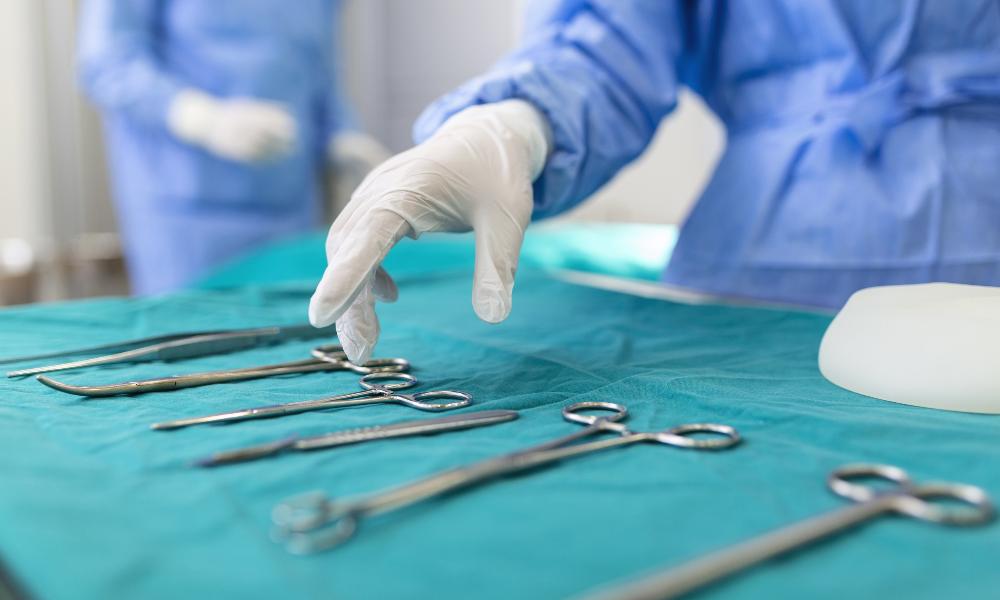 Омские офтальмологи спасли глаз вахтовику, который повредил его металлической стружкой