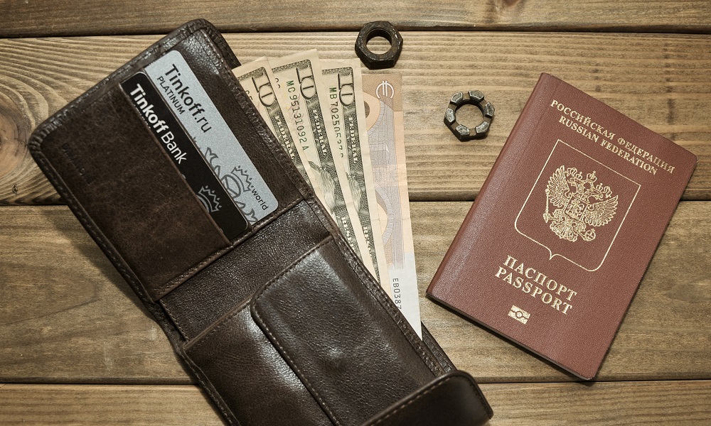 Омич компенсировал моральный вред сбитой им женщине только после запрета на выезд за пределы России