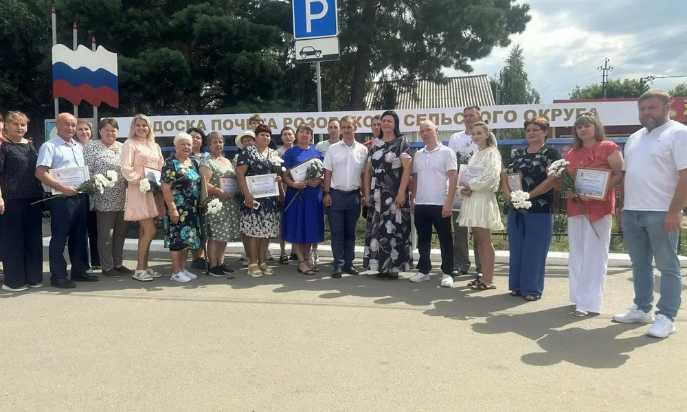 В Омском районе ко Дню Омской области открыли Доску почёта «Герои земли Омской»