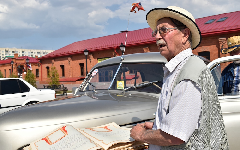 Ретромобили и их обаятельные усатые владельцы: фоторепортаж с выставки авто в Омске