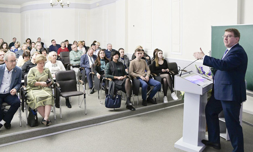 Омские учителя стали чаще использовать в своей работе «Сферум» 