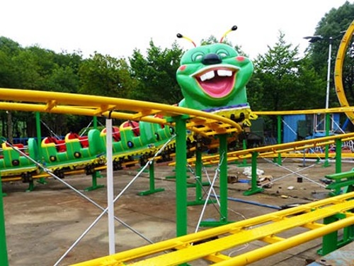 В Омском парке рядом с "Дикой мышью" запустили "Большую гусеницу"