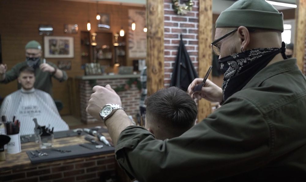 В Омске возбудили дело в отношении барбершопа из-за непристойной рекламы 